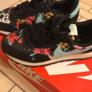 Womens Nike air Pegasus with the 83’